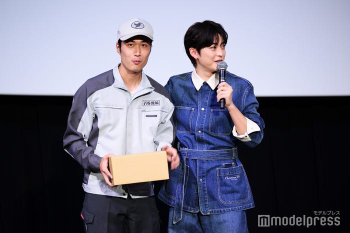 寺山寛人助監督、高橋文哉(C)モデルプレス