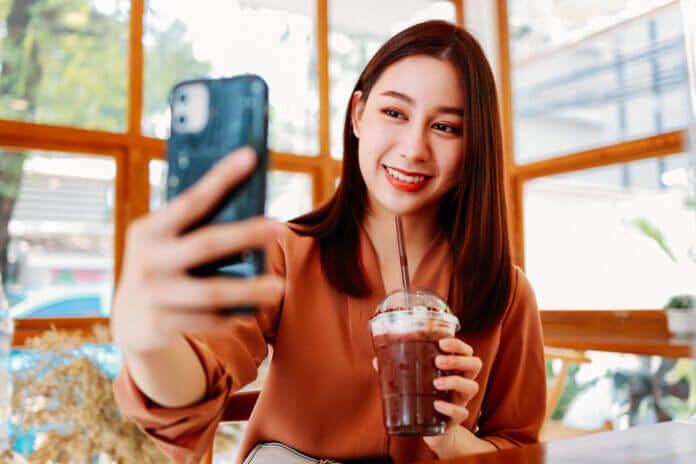 ウザいと思われる可愛いアピール④SNSに自撮り載せまくり