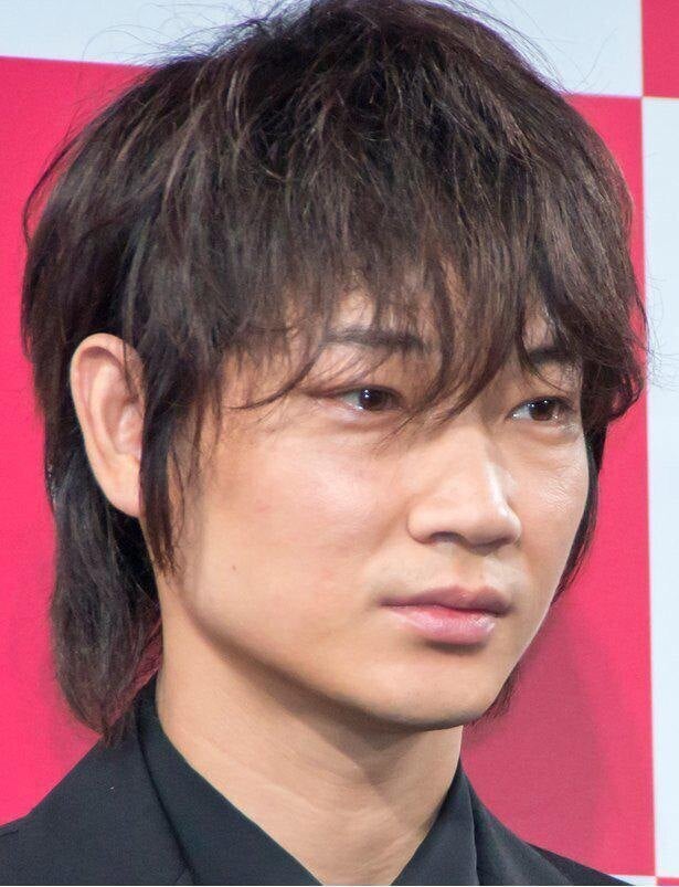 綾野剛 絵になる美しさ 海をバックにドライスーツ姿を披露 キュンが止まらない と反響 モデルプレス 綾野剛 絵になる美しさ 海をバックにドライスーツ姿を披露 キュンが止まらない と反響 モデルプレス