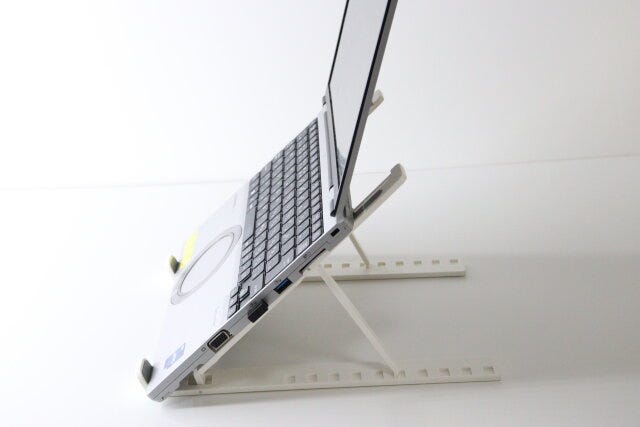 折りたたみ式PC・タブレットスタンド（ホワイト）　使用例