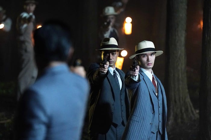 内田朝陽、ジェシー(C)2023「リボルバー・リリー」フィルムパートナーズ