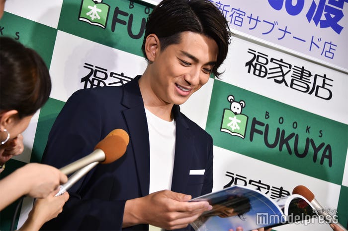 シャワーシーンに照れ(C)モデルプレス
