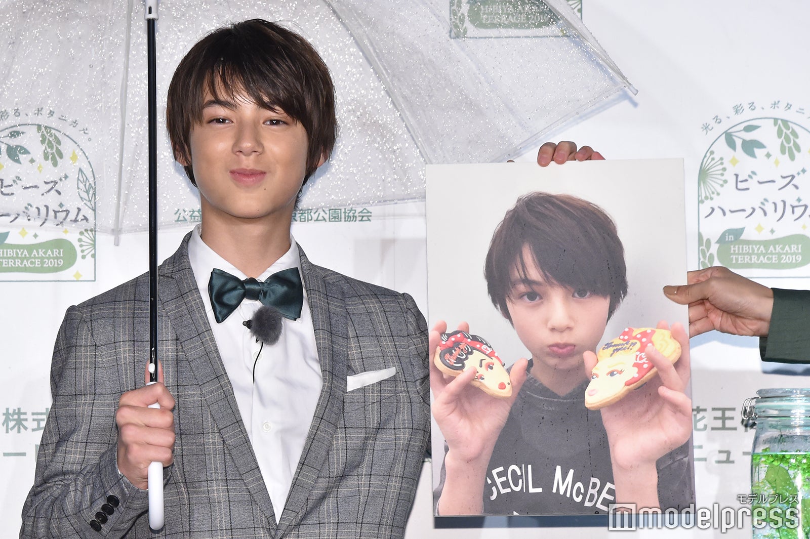 デビュー当時写真の顔を真似する翔 （C）モデルプレス