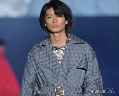 原因は自分にある。杢代和人、メガネ外しSEXYな表情 個性派トレンチ着こなす<TGC しずおか 2024>
