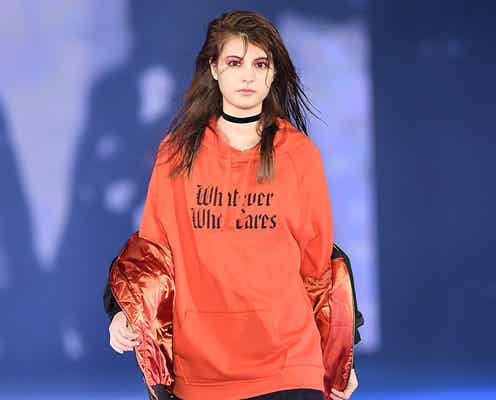 マギー、SEXY濡れ髪&美脚チラリの透けスカートで観客釘付けに<GirlsAward 2016 A/W>