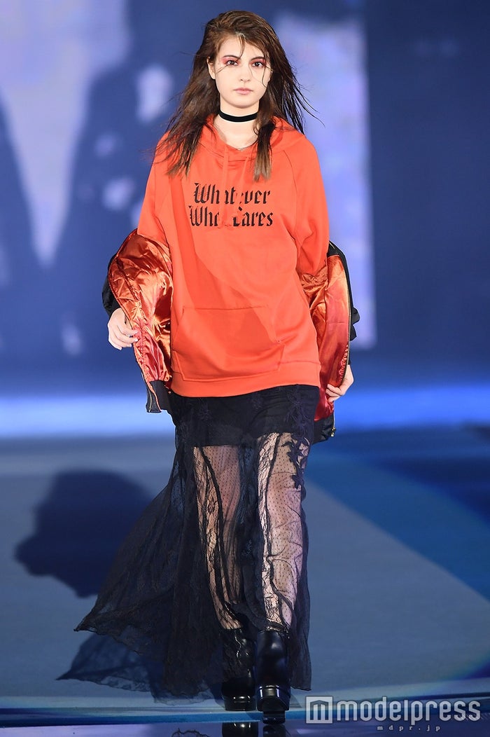 マギー Sexy濡れ髪 美脚チラリの透けスカートで観客釘付けに Girlsaward 16 A W モデルプレス マギー Sexy濡れ髪 美脚チラリの透けスカートで観客釘付けに Girlsaward 16 A W モデルプレス