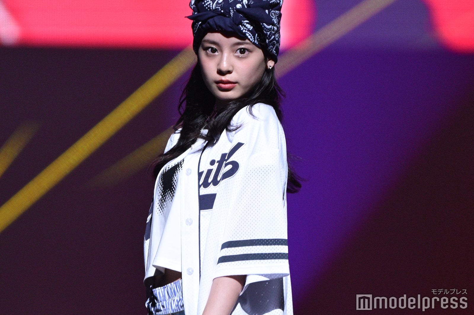 「今日好き」小國舞羽、ハーフパンツからスラリ美脚 バンダナ姿に視線集中【TGC香川2025】