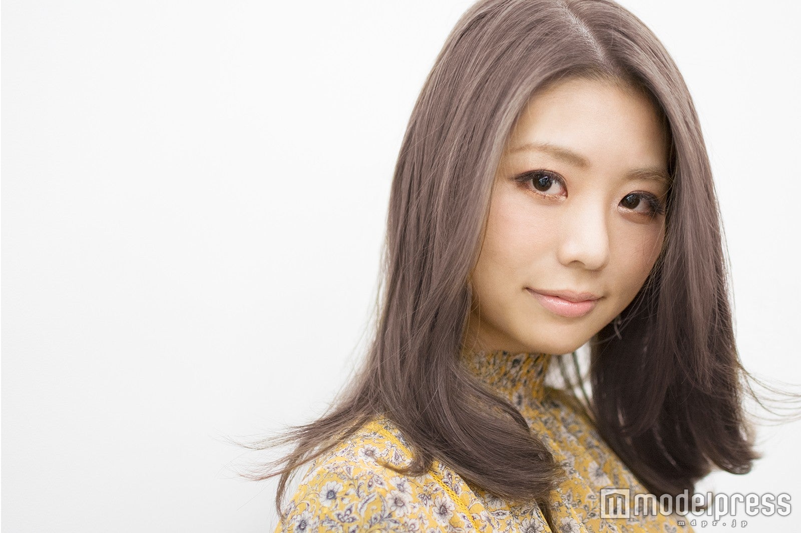 室内だと色濃く落ち着いた雰囲気に（C）モデルプレス