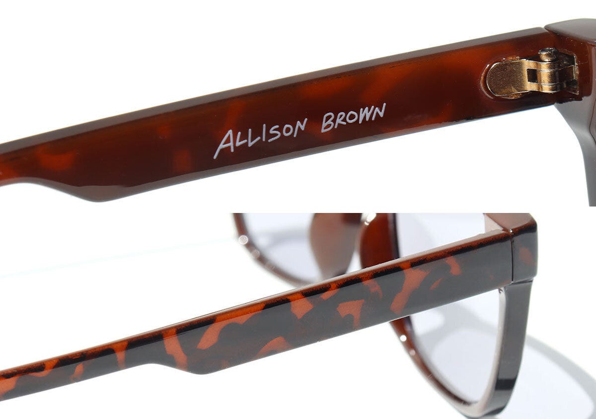 サングラスのテンプル内側のALLISON