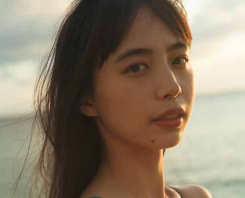 井桁弘恵、美バスト披露 アンニュイな眼差しで魅了