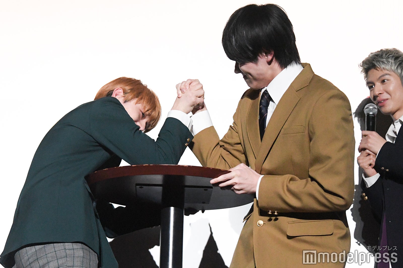 山下永玖VS大久保波留（C）モデルプレス