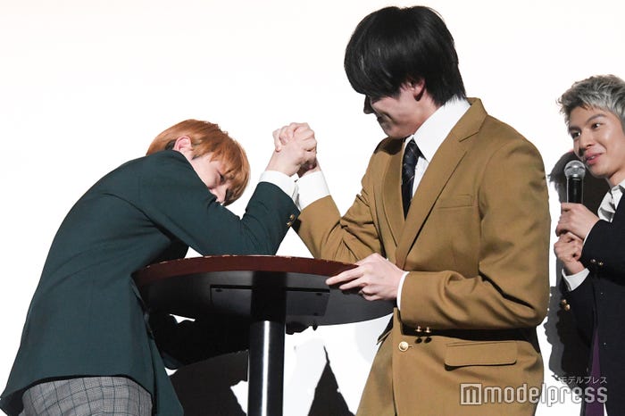 山下永玖VS大久保波留(C)モデルプレス