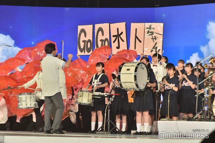 嵐 180人の高校生ブラスバンドと Guts 水卜麻美アナに迫力パフォーマンスでエール 24時間テレビ42 モデルプレス 嵐 180人の高校生ブラスバンドと Guts 水卜麻美アナに迫力パフォーマンスでエール 24時間テレビ42 モデルプレス