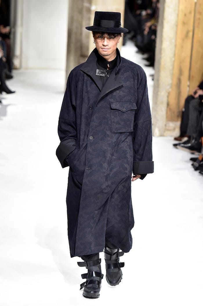 斎藤工/「ヨウジヤマモト(Yohji Yamamoto)」2017-18秋冬コレクション(写真:Getty Images)