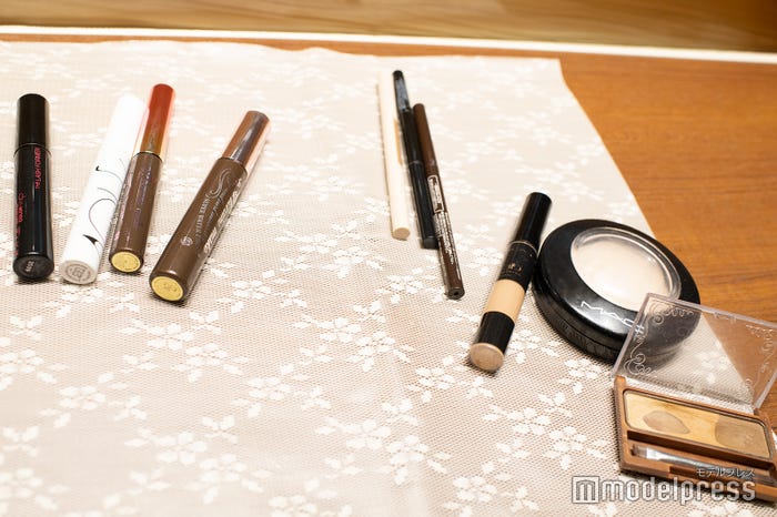 (左から)マスカラ、アイライナー、アイブロウ (C)モデルプレス