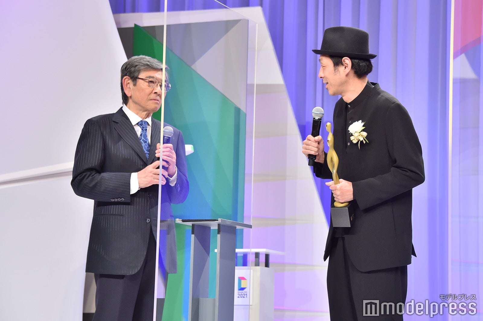 石坂浩二、宮藤官九郎（C）モデルプレス