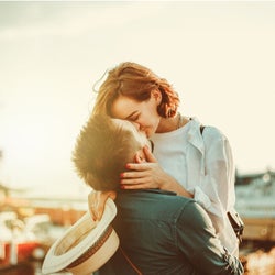 この強引さが好きっ 女が惚れる 肉食系なキス とは モデルプレス