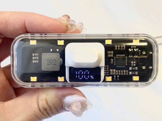 3COINS　LEDライト付きクリアモバイルバッテリー　残量　デジタル数字で表示