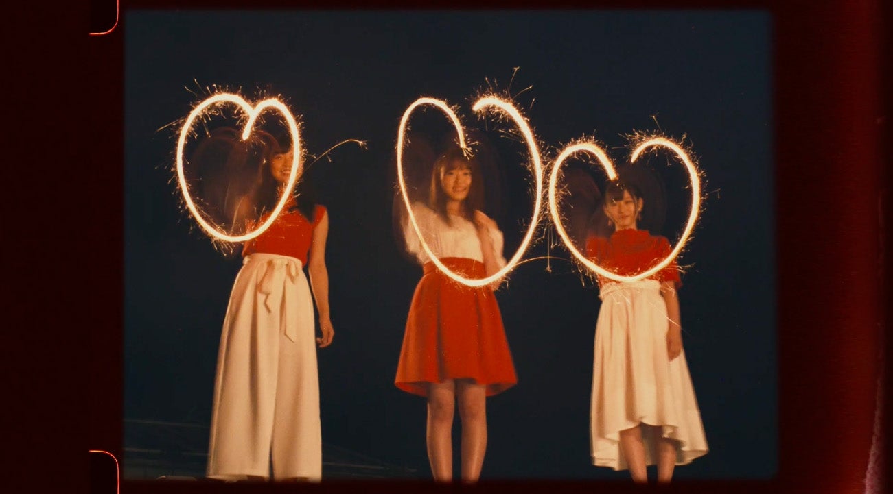 HKT48の10枚目のシングル「キスは待つしかないのでしょうか？」MVより（C）AKS