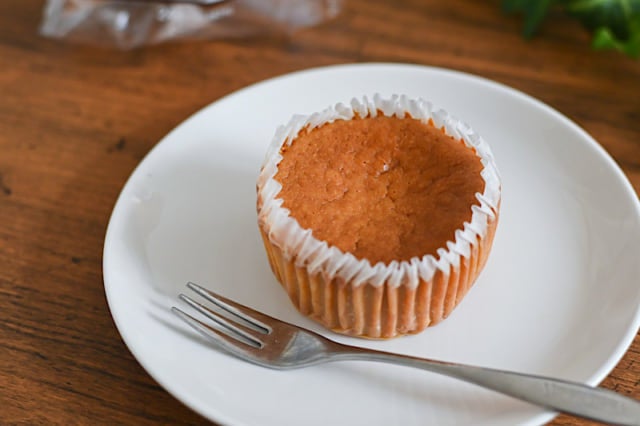 お皿にのったセブンイレブンのキャラメルバスクチーズケーキの開封後