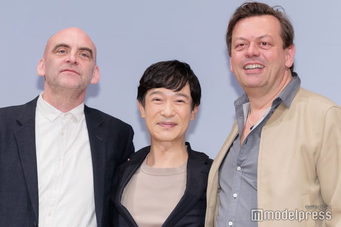 堺雅人、ショーン・ホームズ氏、サイモン・スティーヴンス氏(C)モデルプレス