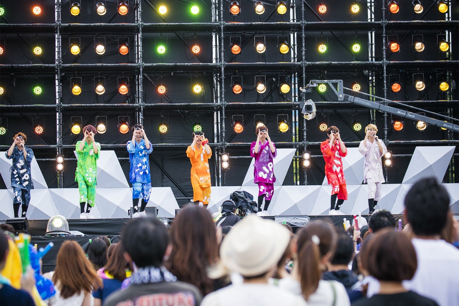 超特急、日テレ桝太一アナ巻き込み「バッタマン」披露　スイカの早食い対決も