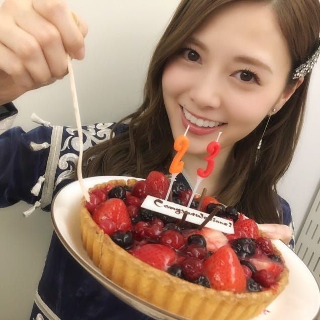 23万部突破をケーキでお祝いする白石麻衣/画像提供:講談社