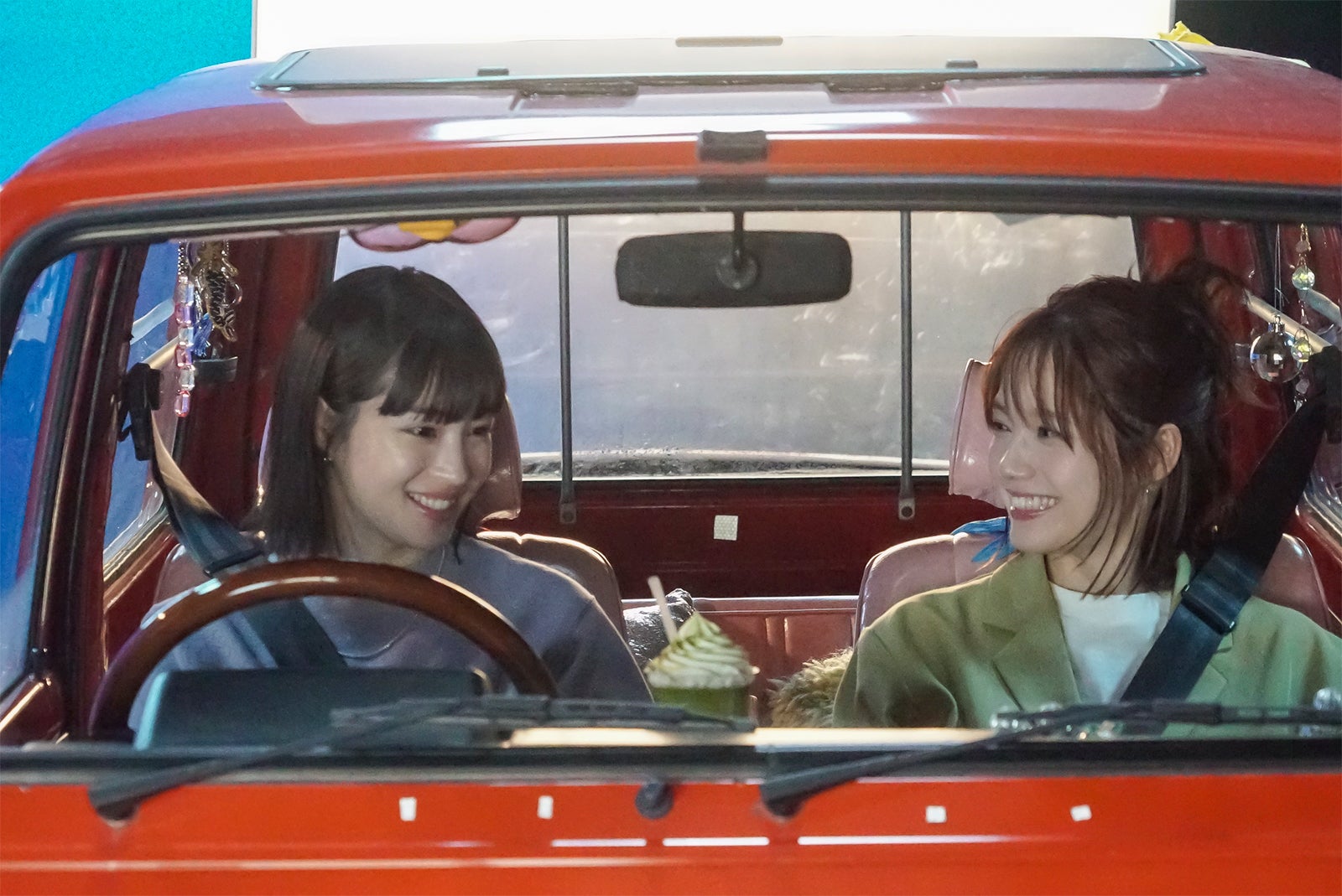 広瀬すず、宮崎あおい／新TVCM「マックカフェ寄り道マック 夜のドライブ」篇より（提供写真）