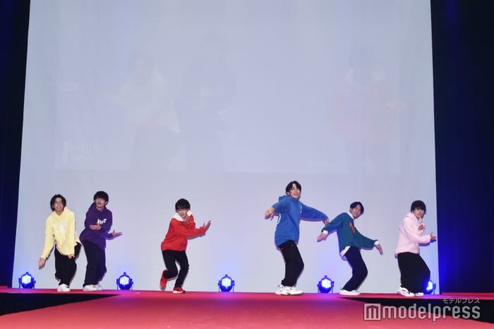 Snow Man「ブラザービート」を披露する「ミスミスター青山コンテスト2022」ファイナリスト(C)モデルプレス