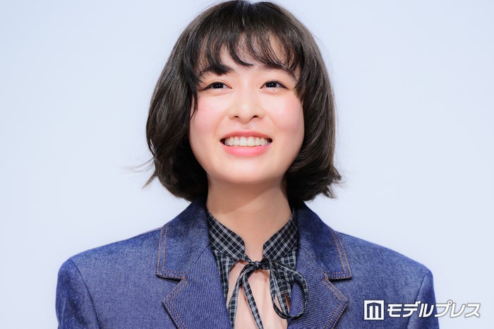 森七菜、スリットから美脚ちらり シックな衣装姿に「大人の色気凄い」「艷やかな透明感」と反響