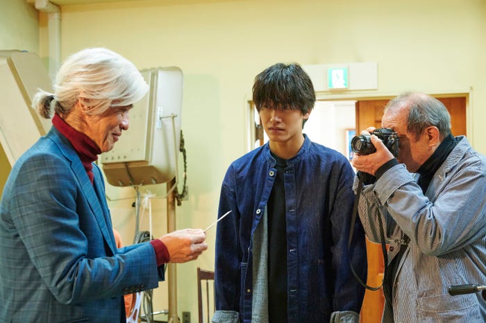 佐藤浩市、佐野晶哉、平泉成(C)2024「明日を綴る写真館」製作委員会 (C)あるた梨沙/KADOKAWA