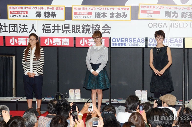 「第25回 日本メガネベストドレッサー賞」受賞者お披露目に登場した（左から）澤穂希、優木まおみ、剛力彩芽