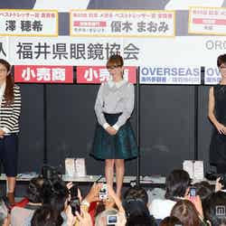 「第25回 日本メガネベストドレッサー賞」受賞者お披露目に登場した（左から）澤穂希、優木まおみ、剛力彩芽