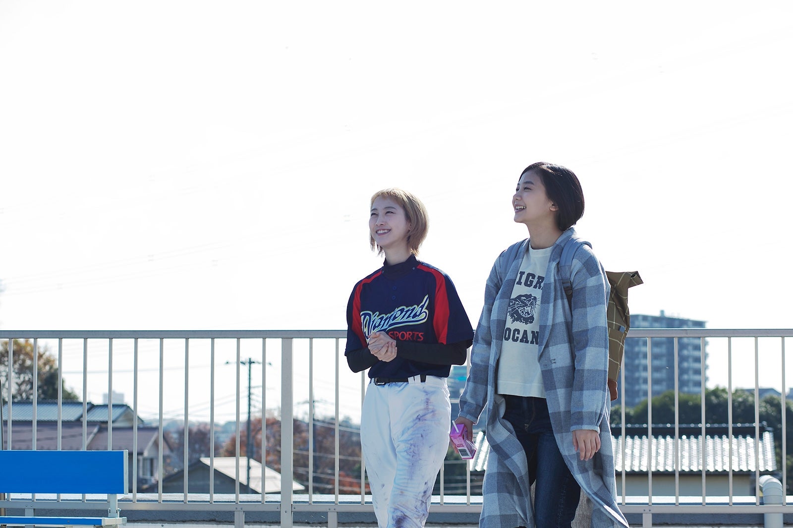 松井玲奈、清水富美加 （C）山本幸久/集英社・「笑う招き猫」製作委員会