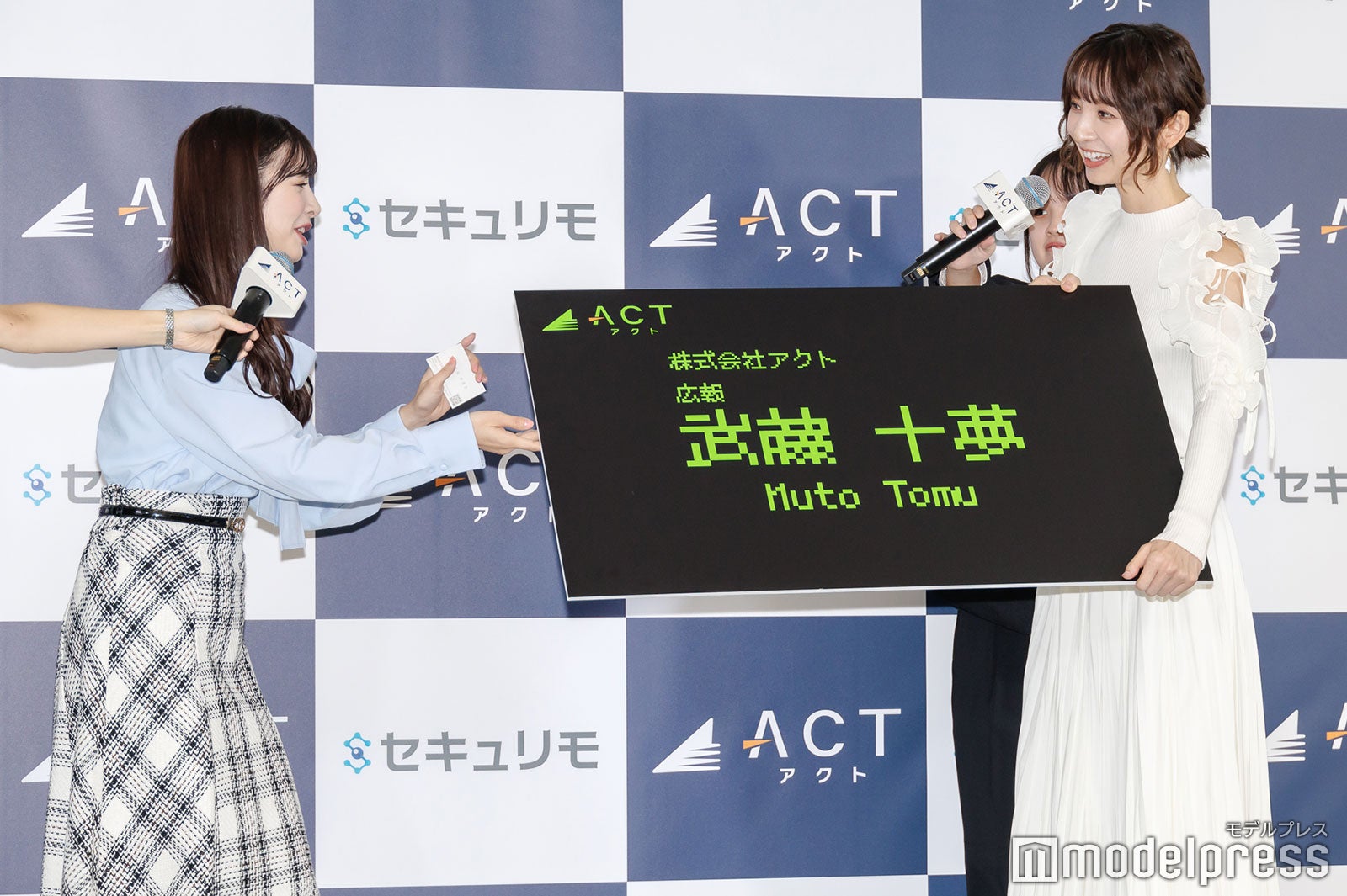 武藤十夢、篠田麻里子（C）モデルプレス