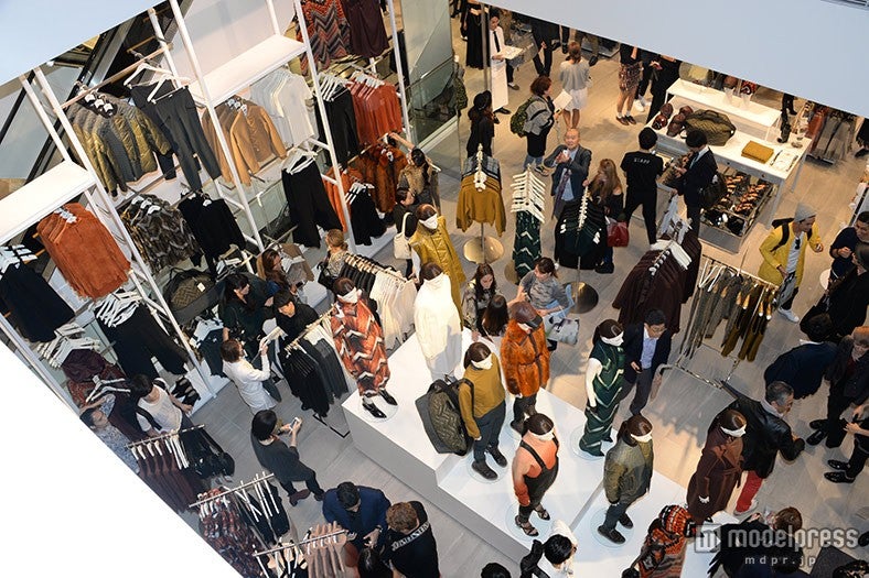 H＆M新宿店で行われたリニューアルオープン記念パーティーの様子