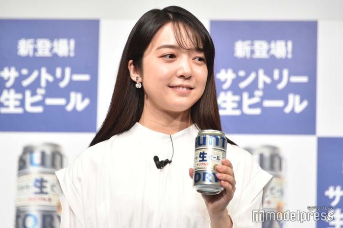新商品を持つ上白石萌音 (C)モデルプレス