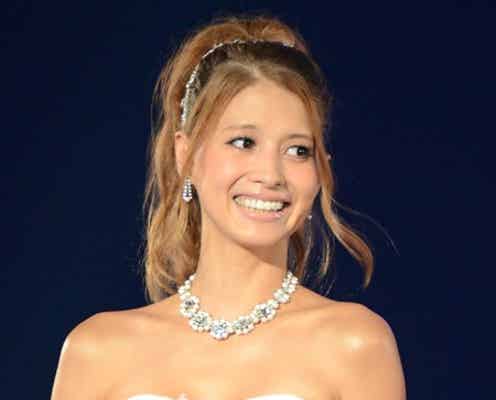 吉川ひなの、デコルテラインに観客うっとり ウエディングドレスでウォーキング