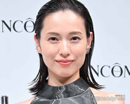 戸田恵梨香、美背中ざっくり衣装で登場 オールバックで雰囲気ガラリ「ちょっと恥ずかしいです」