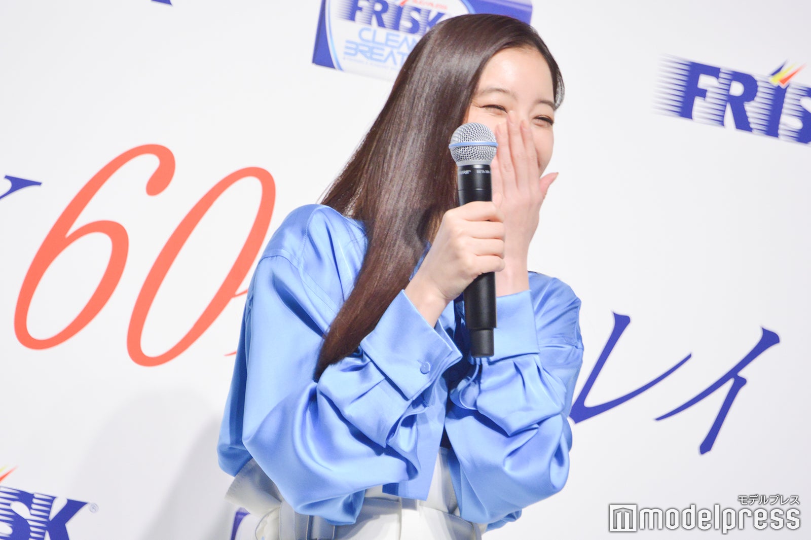 歌披露に照れる新木優子（C）モデルプレス