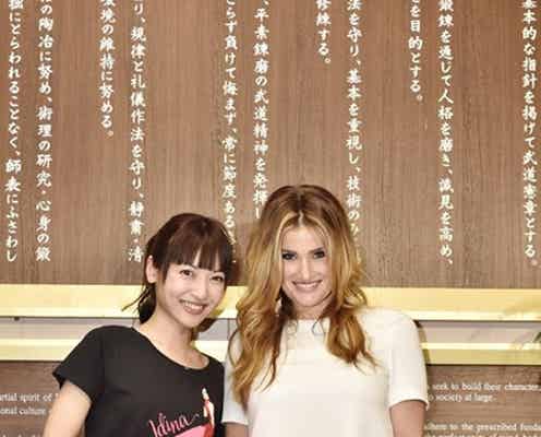 「アナ雪」本家エルサ役イディナ・メンゼル、来日公演に神田沙也加がサプライズ登場