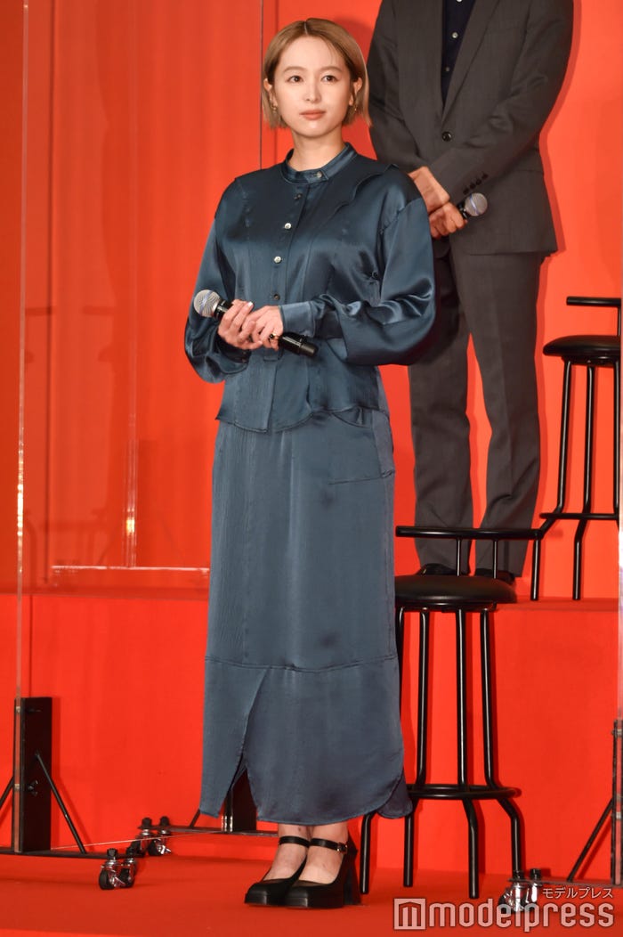 金髪ショートヘアの清野菜名(C)モデルプレス