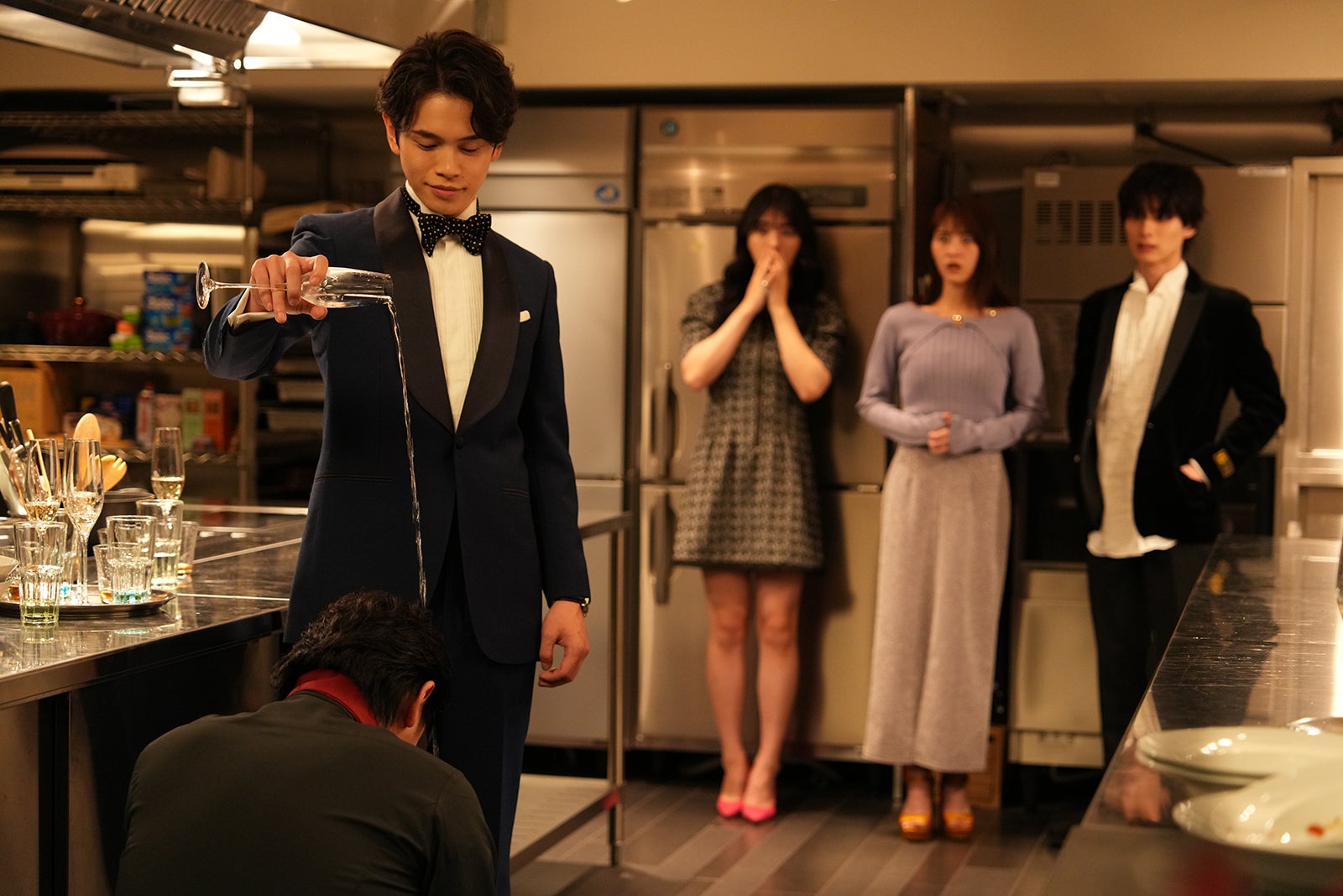 鈴木康介、井手上漠、若月佑美、本田響矢「セレブ男子は手に負えません」第1話より（C）ABC・DLE