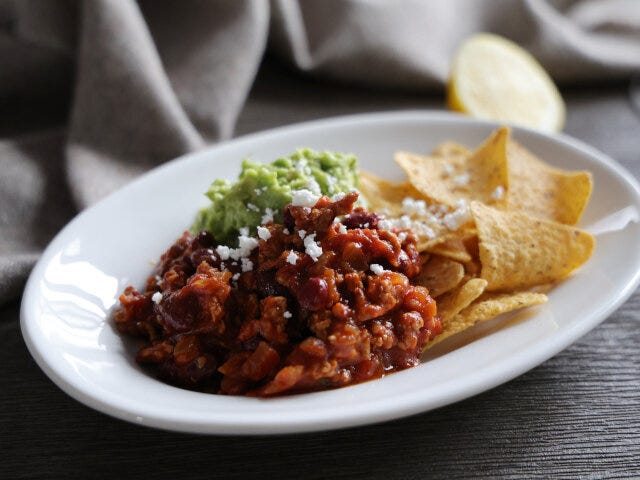 チリコンカン　コーンチップスとアボカドディップに添えて、メキシカン風