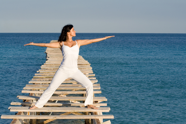 リンパ流し・元気回復・ウエスト引き締め・ヒップアップ…様々なバリエーションを楽しめるヨガポーズ！英雄のポーズ編