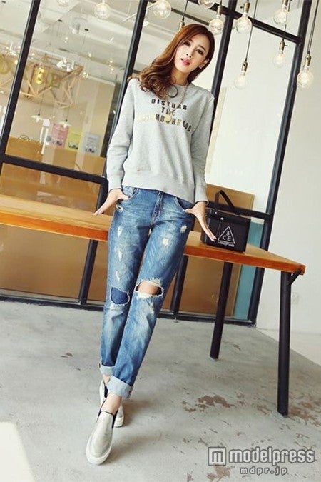 ダメージデニムとも相性バッチリのメタリックカジュアルスリッポン／写真提供：「JASIA」4,990円（税込）