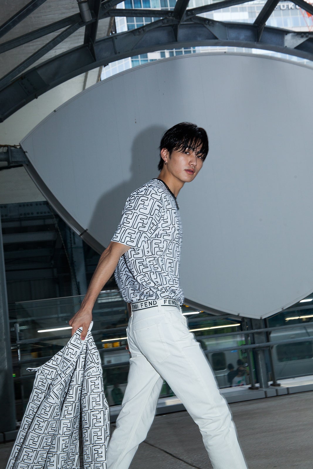 FENDI「California Sky」コレクションを着こなした大平修蔵（提供写真）