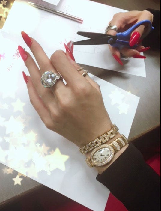 冬のコミケへの出展品を準備する叶恭子/叶姉妹オフィシャルブログ(Ameba)より