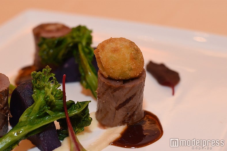 菜の花とブロッコリーの素揚げと一緒にどうぞ（C）モデルプレス