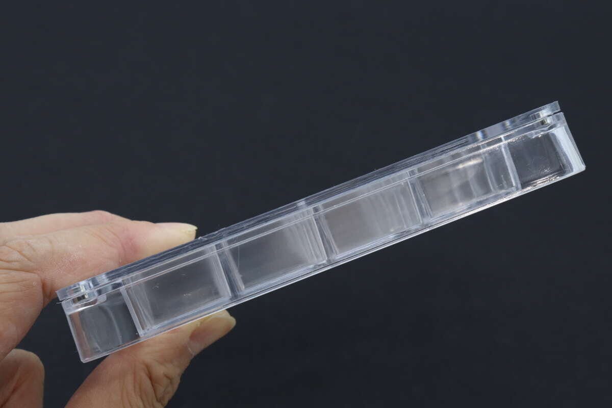指で持ったディスプレイBOXを横から見た様子 指で持ったディスプレイBOXを横から見た様子